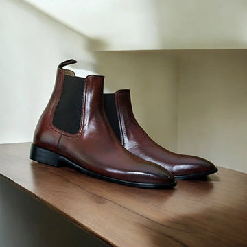 Stylish men's Chelsea boots made from high-quality leather, featuring a sleek design and elastic side panels for comfort and easy wear