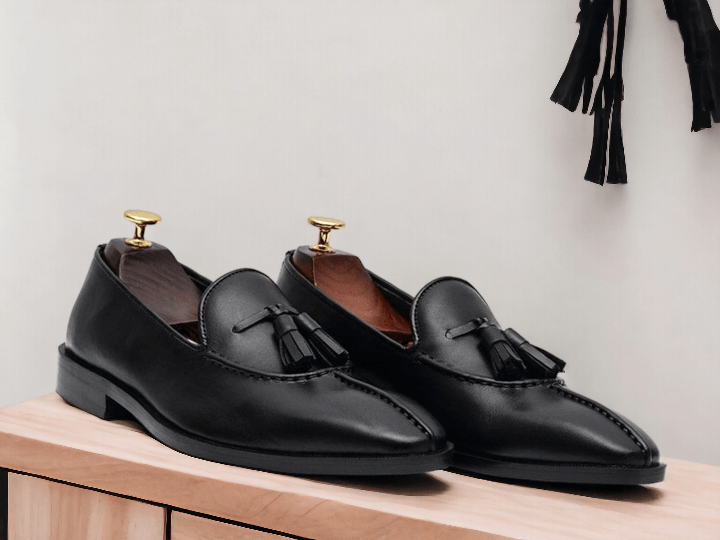 Handmade with premium black leather, these men's loafer dress shoes are the epitome of style and comfort. The meticulously crafted design ensures a perfect fit for any occasion. Experience the luxury and sophistication of these handmade shoes. Don't settle for anything less.