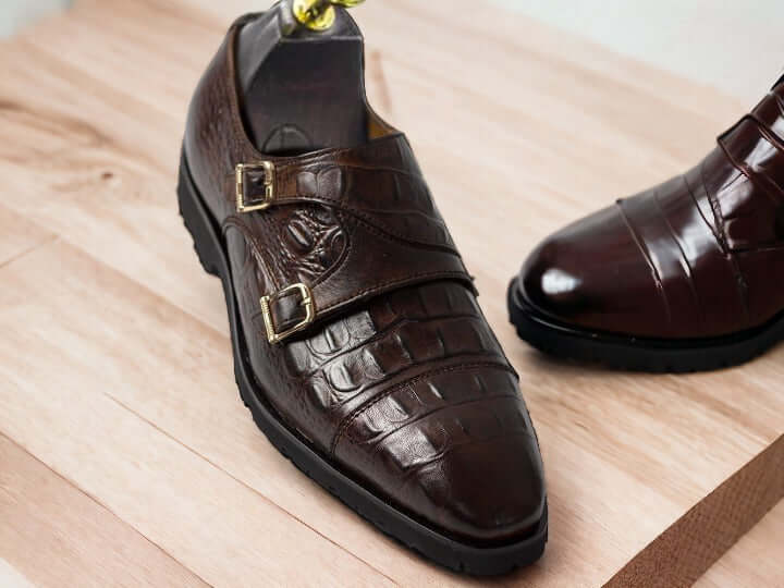 This stylish men's Crocodile Monk Shoes is crafted from genuine leather and features unique and fashionable crocodile texturing, for a sophisticated look. Its classic single-monk strap design ensures a comfortable fit. Ideal for dress occasions.