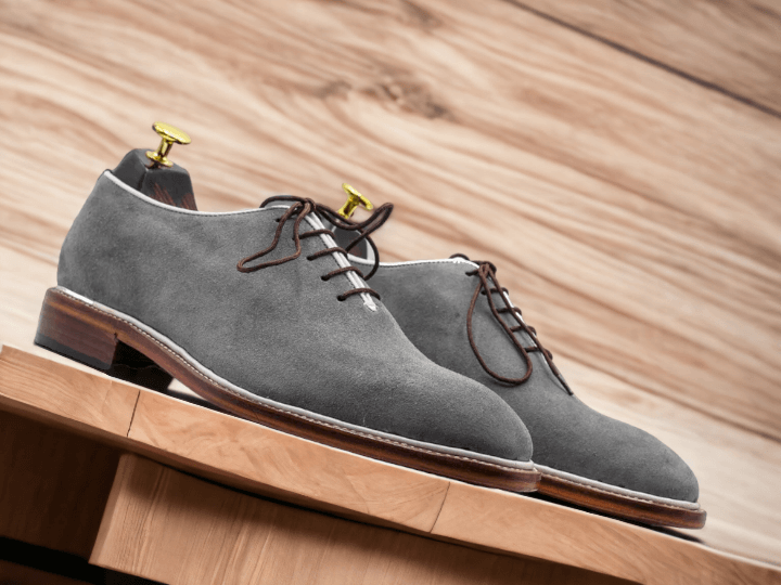 Expertly handcrafted using genuine suede leather, these men's grey suede oxford shoes exude refined elegance. With a whole cut design, these shoes offer a unique, seamless appearance that is sure to catch attention. Perfect for any formal event or workday, these shoes are a must-have for any gentleman's wardrobe.