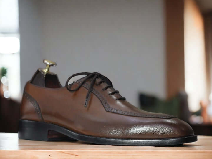 Expertly crafted, these men's brown oxfords shoes are the perfect combination of luxury and functionality. Handmade with premium materials, they exude sophistication and are perfect for the office or any formal occasion. Elevate your style with these high-quality shoes that will make a lasting impression.