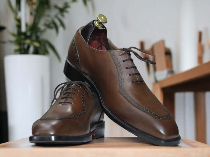 Expertly crafted, these men's brown oxfords shoes are the perfect combination of luxury and functionality. Handmade with premium materials, they exude sophistication and are perfect for the office or any formal occasion. Elevate your style with these high-quality shoes that will make a lasting impression.