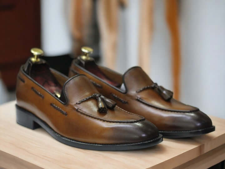 These shoes have a timeless tassel loafer design and look great in a solid oxblood color. They come with a genuine leather sole, making them a good choice if you enjoy dancing. They're suitable for smart to smart-casual outfits.