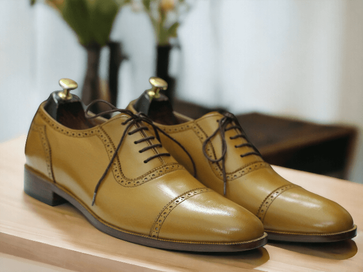 Expertly hand painted with a classic wing tip design, these men's Oxford shoes are a timeless addition to any wardrobe. Crafted from high-quality leather, they offer both style and durability. Elevate your formal attire with these brogue shoes and exude confidence and sophistication.