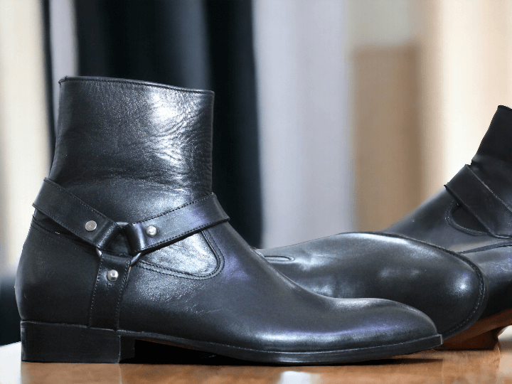 This ankle-high black leather Madrid boot from our men's collection offers a stylish and secure fit with its side zipper closure and adjustable Madrid strap. Crafted from quality materials, it's guaranteed to last.