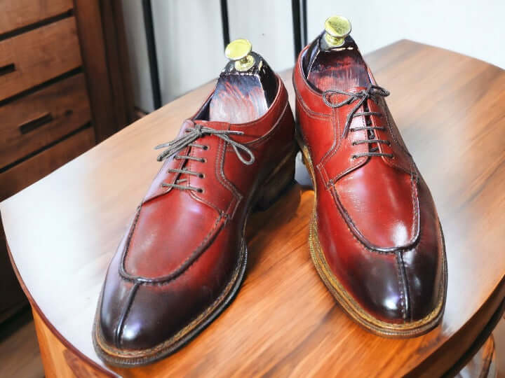 These handmade leather shoes feature a split toe design crafted from timeless burgundy leather. The craftsmanship is of the highest quality ensuring superior comfort and longevity.