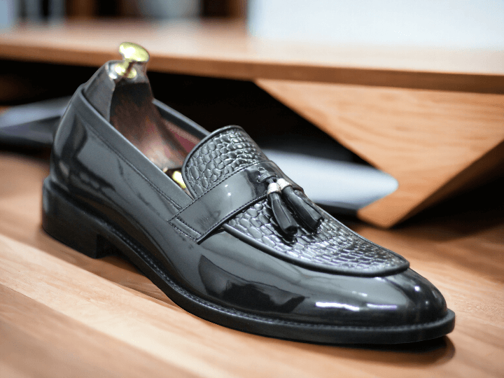 Experience luxury and craftsmanship with our Handmade Alligator Print Loafers. The patent leather adds a sophisticated touch to the alligator print design, making these shoes a versatile addition to any outfit. Elevate your style with our Loafer Patent Leather Alligator Print Soes.