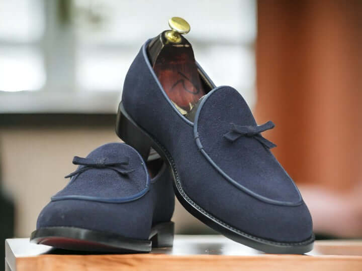 These men's navy blue leather suede loafers are the perfect addition to any man's shoe collection. With a slip-on design, they provide easy and comfortable wear for any casual occasion. The high-quality materials and stylish design make these shoes a must-have for any fashion-forward man.