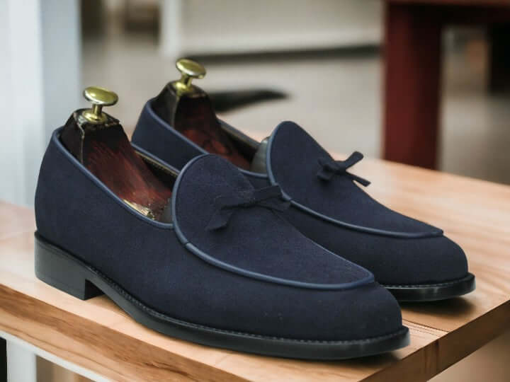 These men's navy blue leather suede loafers are the perfect addition to any man's shoe collection. With a slip-on design, they provide easy and comfortable wear for any casual occasion. The high-quality materials and stylish design make these shoes a must-have for any fashion-forward man.