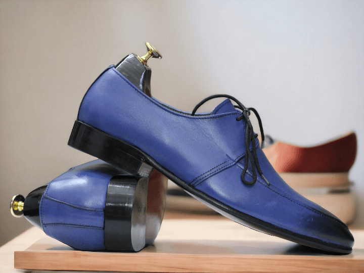 These men's Derby-style shoes feature a unique two-tone design, combining blue and designer elements for a stylish yet professional look. Made for the office, these shoes are both fashionable and functional. Elevate your work wardrobe with these modern dress shoes.