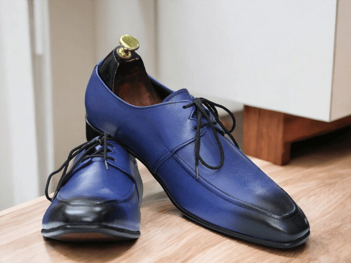 These men's Derby-style shoes feature a unique two-tone design, combining blue and designer elements for a stylish yet professional look. Made for the office, these shoes are both fashionable and functional. Elevate your work wardrobe with these modern dress shoes.