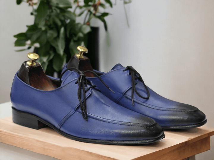 These men's Derby-style shoes feature a unique two-tone design, combining blue and designer elements for a stylish yet professional look. Made for the office, these shoes are both fashionable and functional. Elevate your work wardrobe with these modern dress shoes.