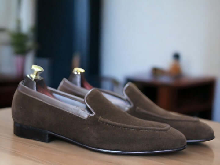 Expertly hand-painted, these men's brown suede loafer shoes offer a sophisticated and stylish look. Designed with a slip-on style, they provide effortless comfort and convenience. Elevate your footwear collection with these timeless and versatile moccasin shoes.