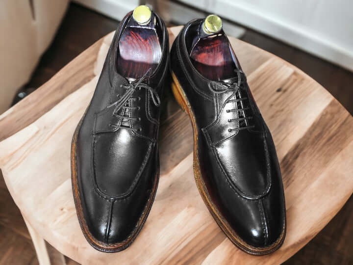 These handmade leather shoes feature a split toe design crafted from timeless burgundy leather. The craftsmanship is of the highest quality ensuring superior comfort and longevity.